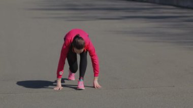 Genç kız bir yarış Stadı nda yapıyor