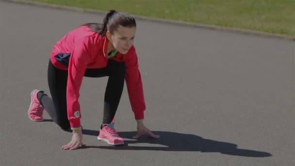 Jong meisje doet een race — Stockvideo