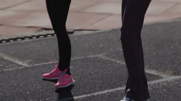 S'étirer pour les jambes et les pieds avant la course — Video