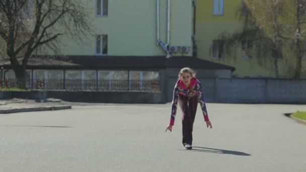 Молодая девушка участвует в забеге на стадионе — стоковое видео