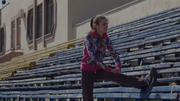 Stretching für Beine und Füße vor dem Rennen im Stadion — Stockvideo