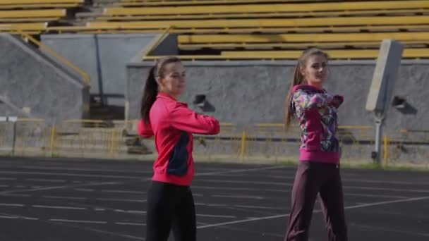 Meninas jovens passam exercícios de treinamento — Vídeo de Stock