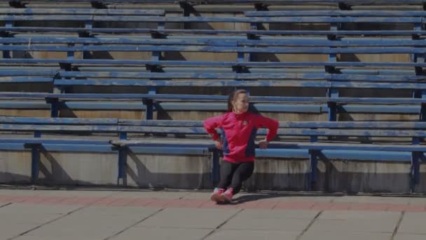Молодая девушка занимается гимнастикой — стоковое видео
