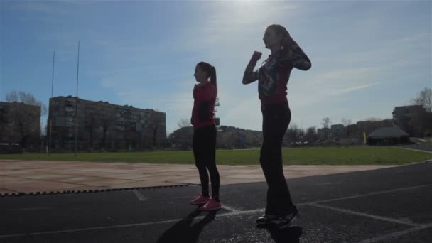 Las niñas pasan ejercicios de entrenamiento — Vídeo de stock