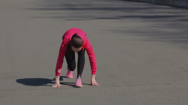 Chica joven haciendo una carrera en el estadio — Vídeo de stock