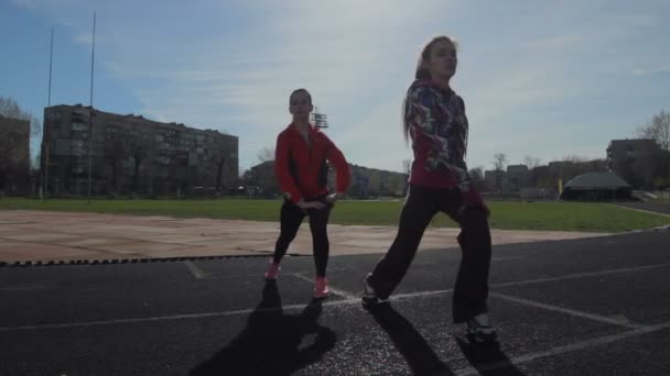 Chicas jóvenes pasan ejercicios de entrenamiento — Vídeos de Stock
