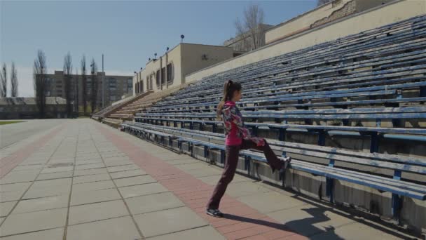 Νεαρή κοπέλα κάνει γυμναστική άσκηση — Αρχείο Βίντεο
