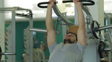 Göğüs kasları için egzersiz yapan erkek