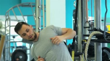 Genç yakışıklı adam omuz kuşak için program başlar