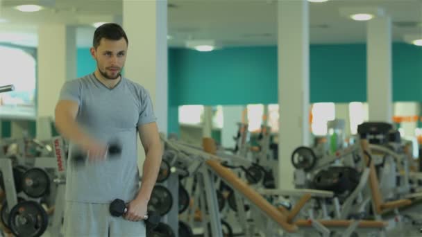 Joven haciendo ejercicio — Vídeos de Stock