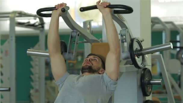 Hombre joven haciendo ejercicio para los músculos del pecho — Vídeos de Stock