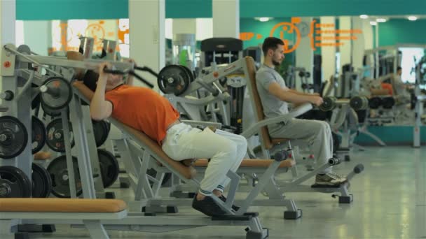 İki adam egzersiz yaparak — Stok video
