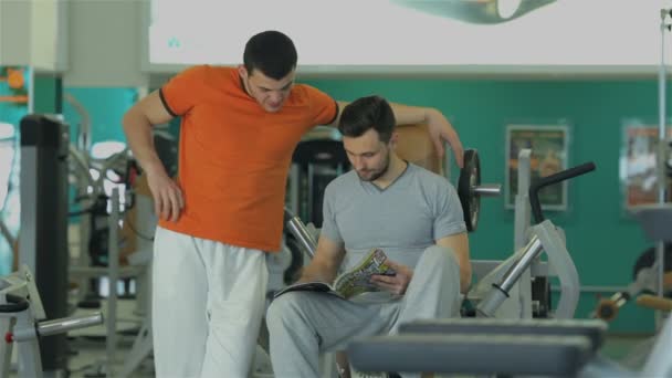 Onun fitness eğitmeni olan genç bir adam — Stok video