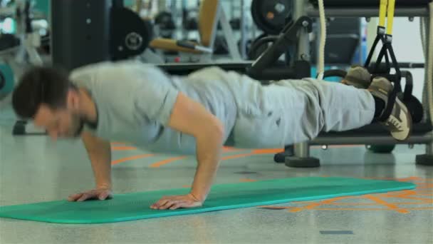 Jovem fazendo programa para grupos musculares extensos — Vídeo de Stock