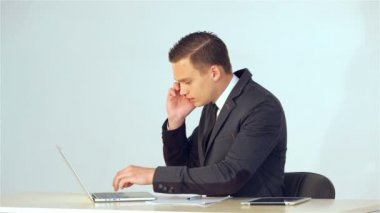 Genç işadamı veri içinde belgili tanımlık laptop yapmak