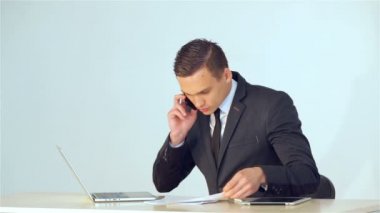 Genç işadamı telefonla arama yapma