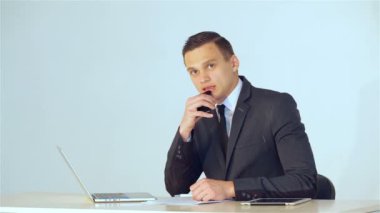 Genç işadamı dikkatle dinler