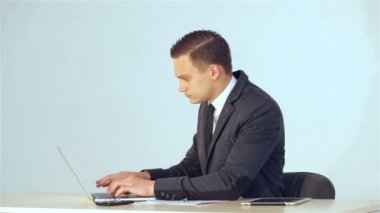 Genç işadamı laptop veri toplar