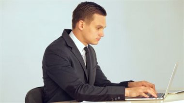 Genç işadamı veri üstünde laptop yapmak