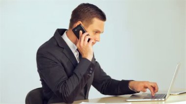 Genç işadamı yanıt olarak bir arama yapma