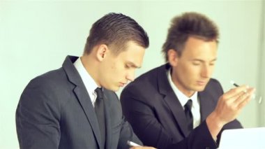 İşadamları günün sipariş tartışmak