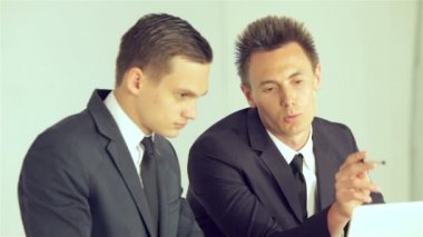 İşadamı inandırıcı iş planını açıklıyor