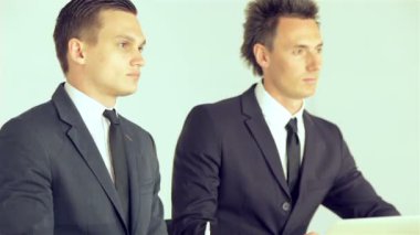 İşadamları dikkatle hoparlör dinleme