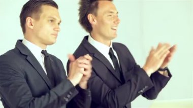 İşadamları hoparlör alkışlıyorum