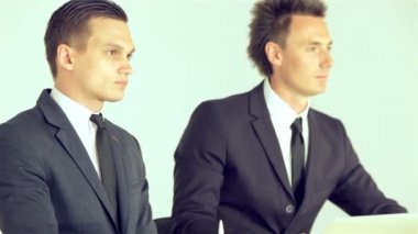 İşadamları dikkatle hoparlör dinleme