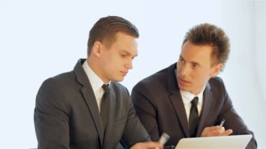 iş planını tartışıyor