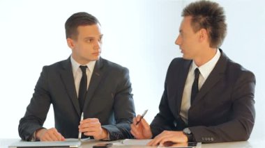 Bir masada oturan işadamları