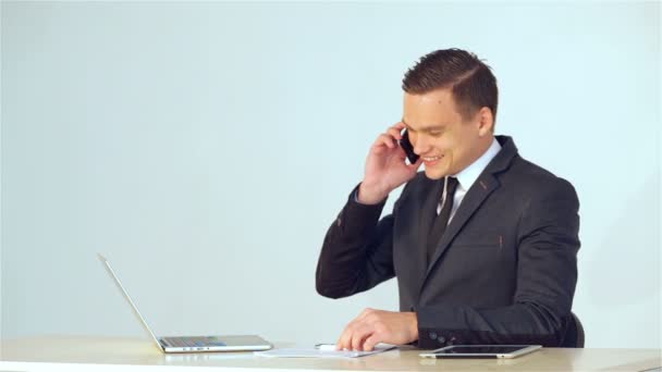 Smiling young businessman making a phone call — Stock Video