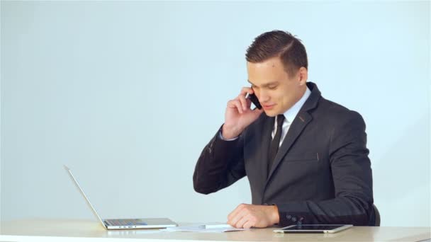 Young businessman making a phone call — Stock Video