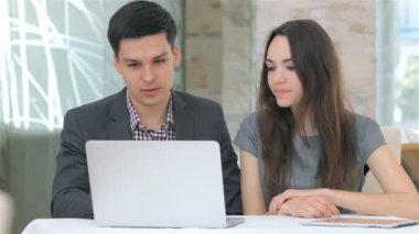 Genç çekici iş erkek ve kadın tartışıyor