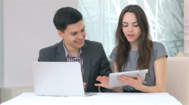 Genç çekici iş erkek ve kadın harmanlama veri tartışıyor