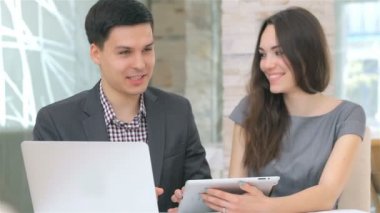 İş adamı ve harmanlama veri tablet üzerinde tartışıyor kadın