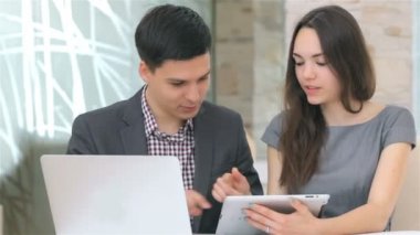 Erkek ve kadın harmanlama veri tablet üzerinde tartışıyor