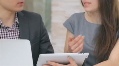 Eller genç çekici iş erkek ve kadın Close-Up