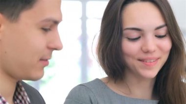 Yakın yüz genç iş adamı ve kadın