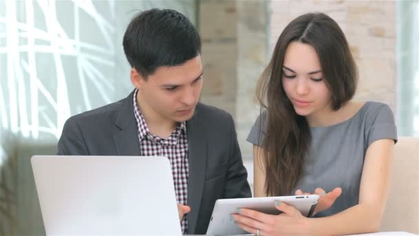 Verzamelen gegevens bespreken op de Tablet PC — Stockvideo