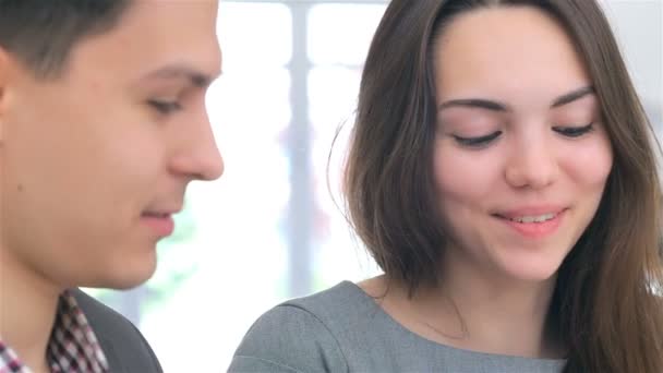 Крупним планом обличчя молодий бізнесмен і жінка — стокове відео