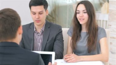 Genç ve çekici çiftler iş projeleri hakkında danışmanlık yapıyorlar.