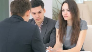 Çift iş analisti, kendi iş projesi hakkında danışır