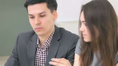 Genç ve çekici çift iş adamı danışmanlığı