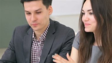 Genç ve çekici bir çift iş projeleri hakkında konuşuyor.