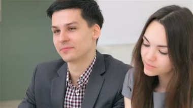 Genç ve çekici çift konuşuyor.