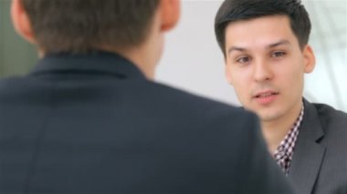 Genç ve çekici insanlar iş projeleri hakkında danışmanlık yaparlar.