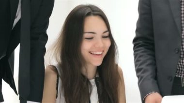 Profesyonel tarafından çevrili güzel kız müşteri