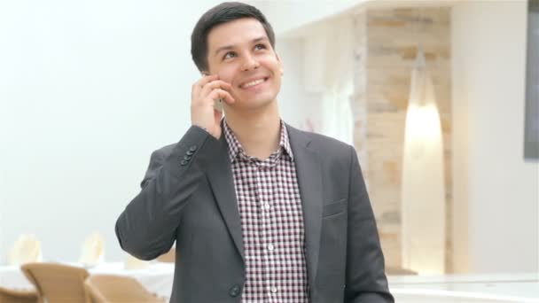 有吸引力的年轻经理接到一个电话，微笑 — 图库视频影像