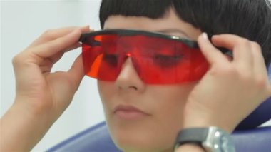 Hasta kırmızı diş koruyucu maske takıyor